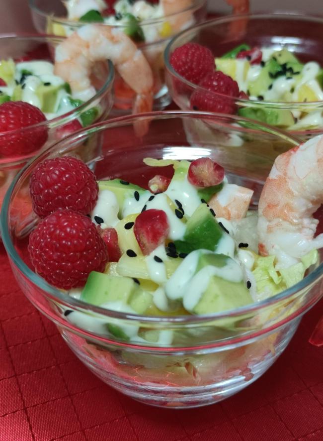 Cóctel de piña y gambas