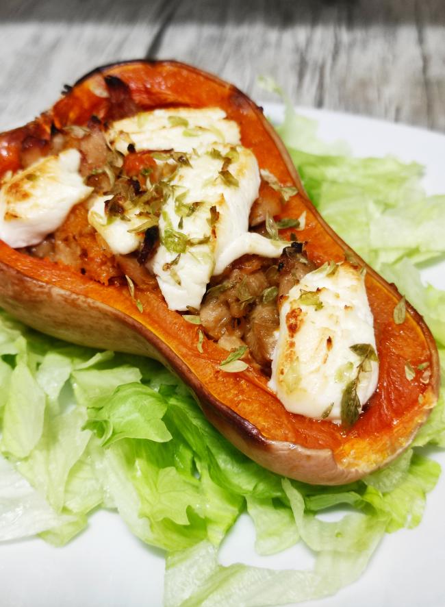 Calabaza rellena de pollo y queso de cabra