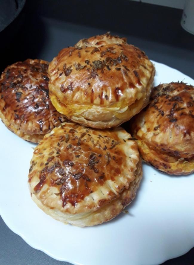 Hojaldres rellenos de pollo y huevo