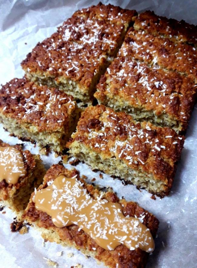 Bizcocho de coco, avena y almendra