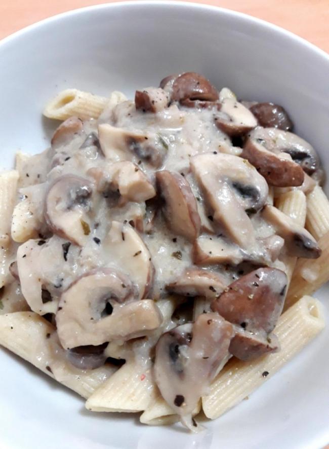 Pasta integral con salsa al funghi