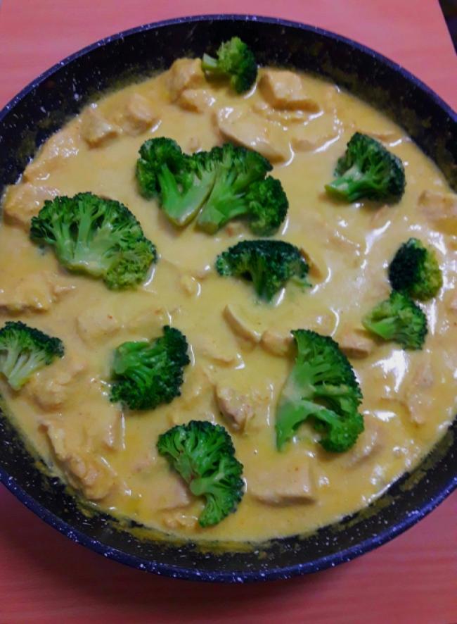 Pollo con leche de coco y curry