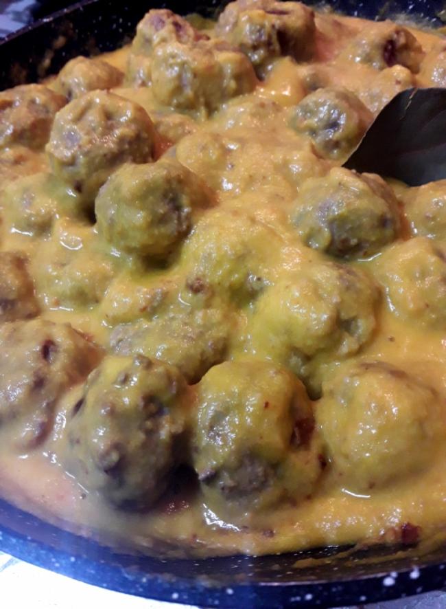 Albóndigas de carne en salsa de verduras