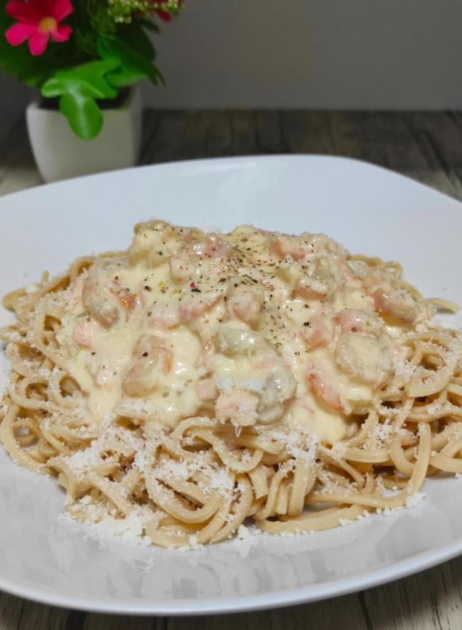 Spaguettis de soja con salsa de salmón