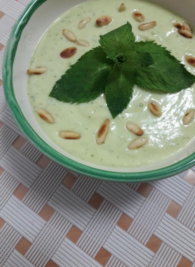 Crema fría de manzana, aguacate y lima a la menta